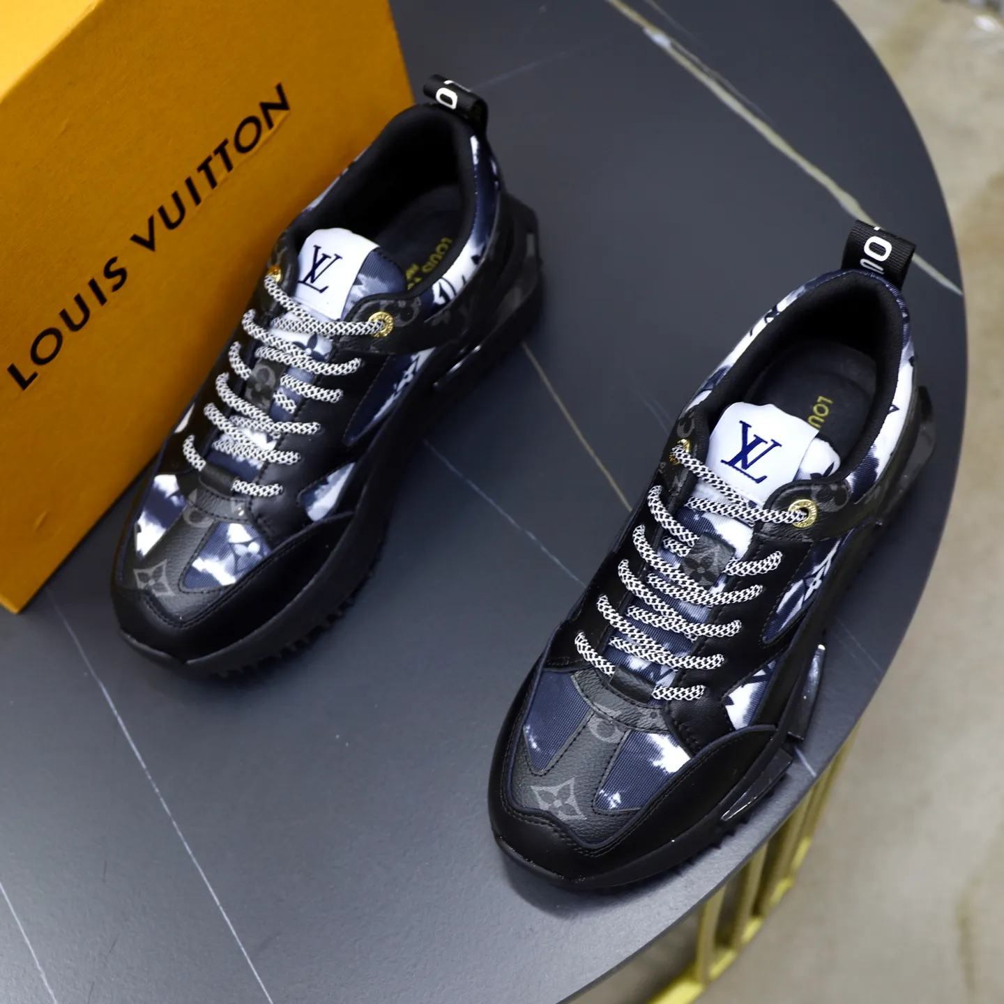 Ex-factory price: 462💰🙅‍♂️🙅‍♂️🙅‍♂️ Brand: LV Louis Vuitton Standard code: 38-44 (45 customized) Grade: Same as the official website Material: Original material splicing Comfortable and breathable lining Lightweight and wear-resistant sports outsole Style category: Men's fashionable casual shoes Running sneakers Distinguished luxury brand elements Top luxury Color: actual picture color